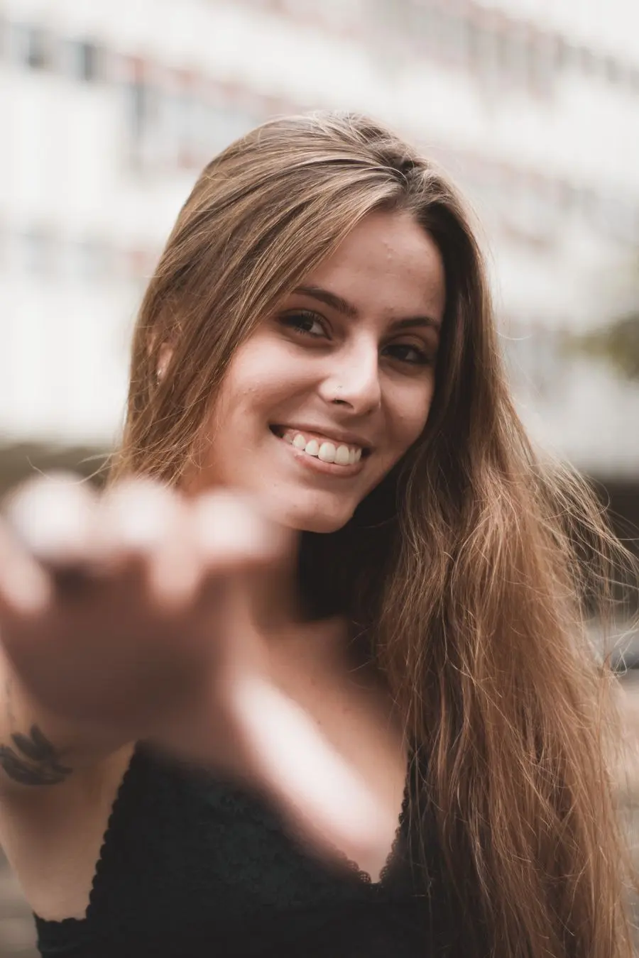 Donna sorridente che tende la mano