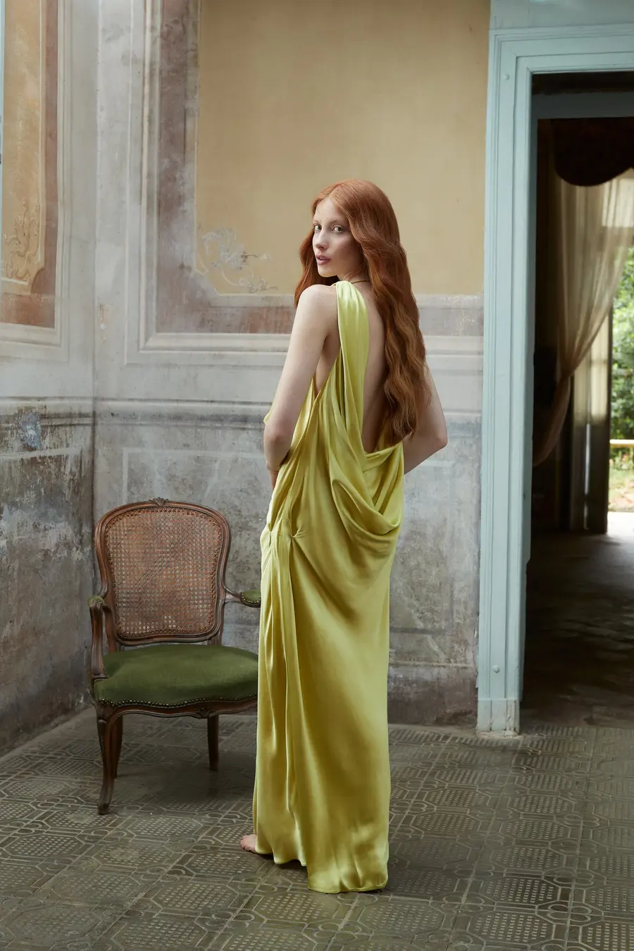 Modella Sens.ùs di spalle con capelli ramati